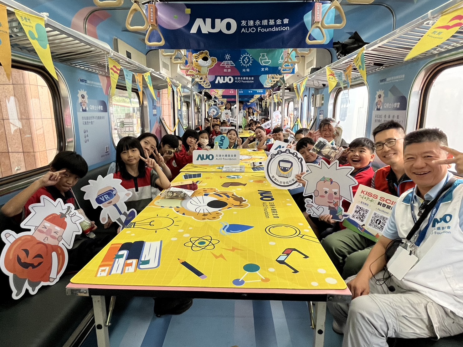 DG视讯永續基金會參與「臺灣科普環島列車」，設計基礎科學車廂課程，以「淨零碳排和永續能源」為主題，讓學生透過創意實驗認識淨零知識，以及思考生活中的減碳行為