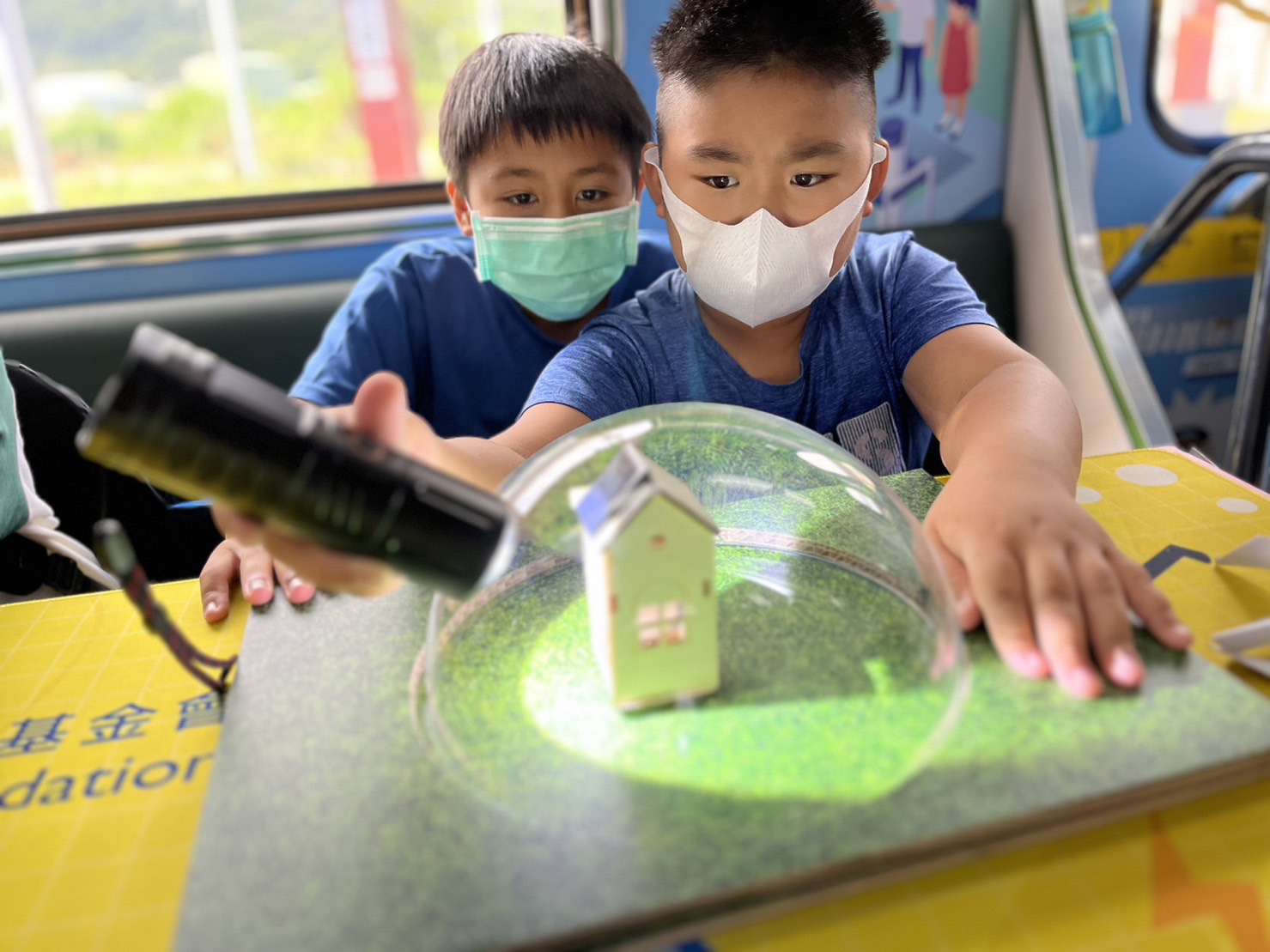 DG视讯參與基礎科學主題車廂，以STEAM教學精神，設計「逐日科學家」、「太陽能工程師」以及「淨零建築師」三大能源科普課程和實驗